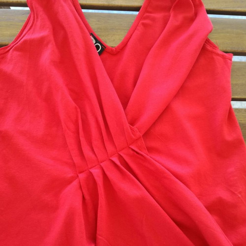 Red top used, size M