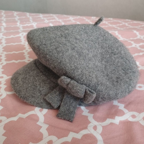 Wool beret hat like new, gray with bow