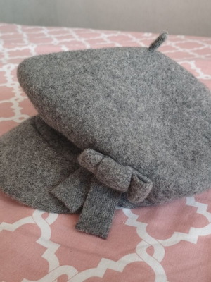 Wool beret hat like new, gray with bow