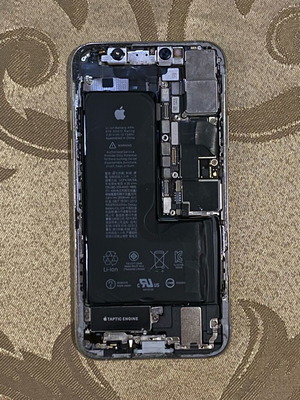 iPhone X and iPhone XS used, no screens, working for parts