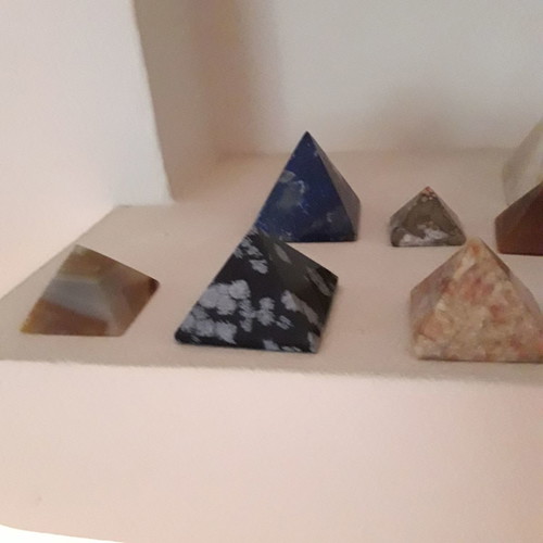 Pyramids new, collection of 14 pieces made of various stones