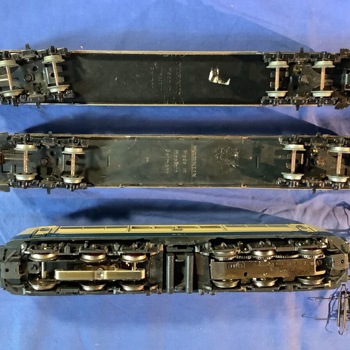 Marklin set electric locomotive 3058, carriages, parts and rails used