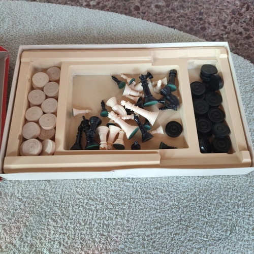 Vintage Spear's Games Chess & Checkers board game (1995)