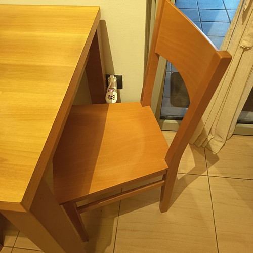 Extendable dining table with 4 chairs like new