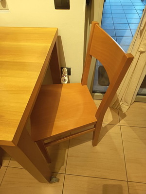 Extendable dining table with 4 chairs like new