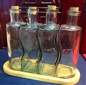 Vintage Σετ 5 τμχ. από 4 Μπουκάλια κουζίνας γυάλινα με πώμα φελλού και ξύλινη βάση..Αμεταχείριστα!