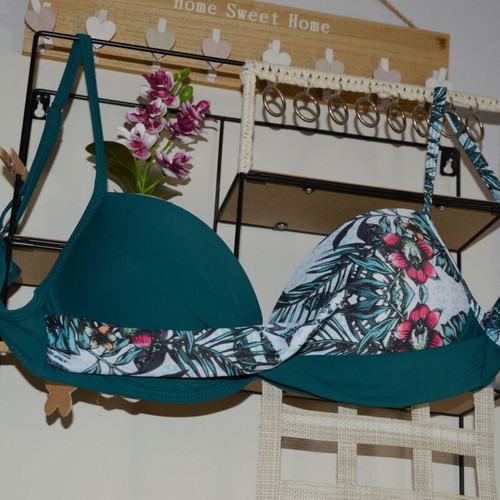 Swimwear top like new, chest circumference 68 cm, multicolor green