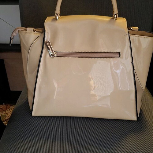 Magkio beige patent leather handbag like new with shoulder strap