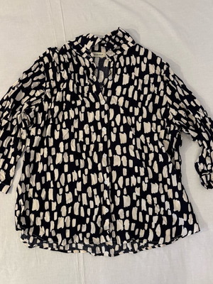Nice Tricot blouse black and beige with 3/4 sleeves like new