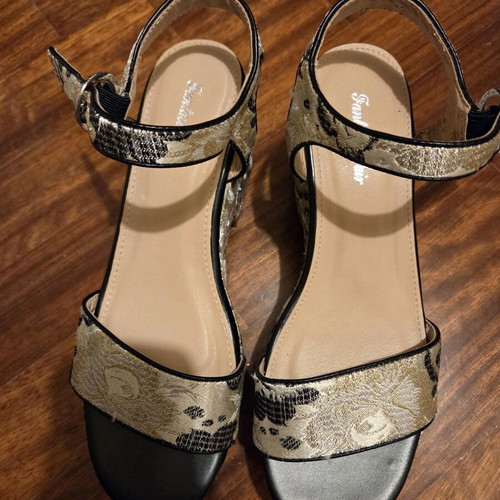Platform sandals very impressive in gold and black, like new, size 37