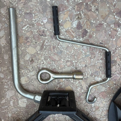 Fiat Punto jack set like new with wrench, handle, and towing ring