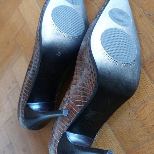 Roberto Botello brown pumps size 39 new with embossed snake pattern