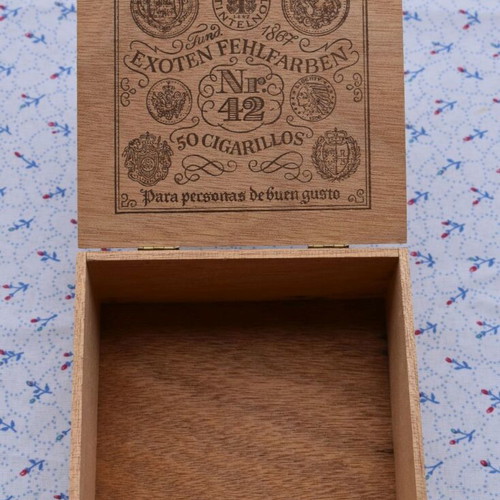 Small wooden cigarillo box Exoten Fehlfarben used