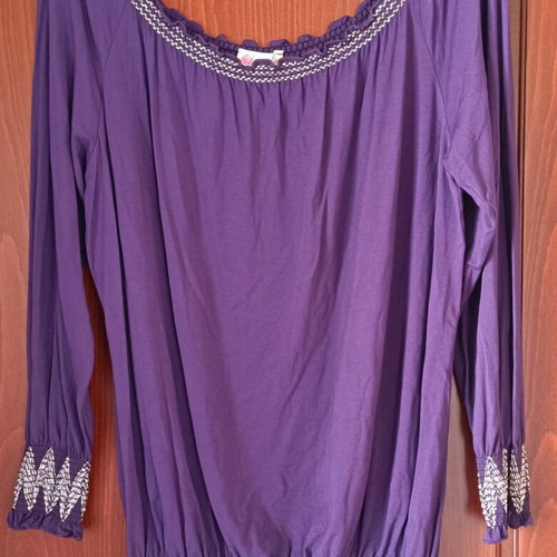 Purple blouse with elastic like new, size 3