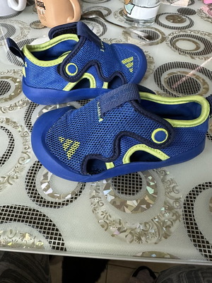 Βρεφικά σανδάλια Adidas νούμερο 22, σαν καινούργια, αναπνεύσιμα