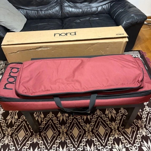 Nord Electro 6HP keyboard with case like new