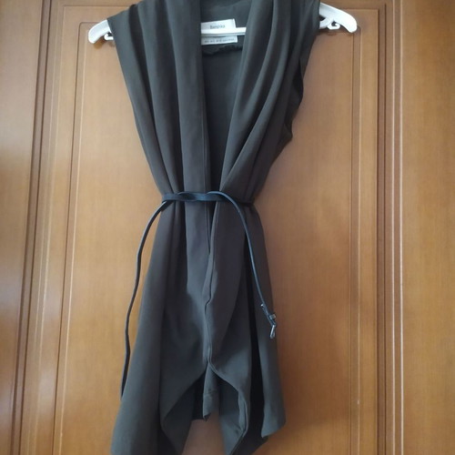 Sleeveless vest used with black belt, size S