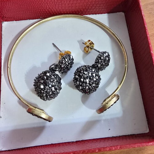 Parfois adjustable bracelet and earrings set like new, black and gold