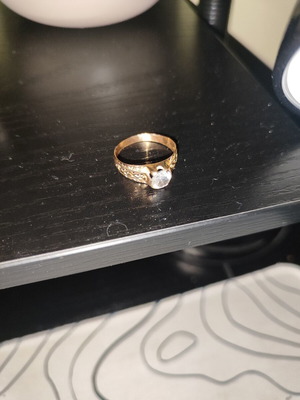 Diamond ring 14k like new, gold color
