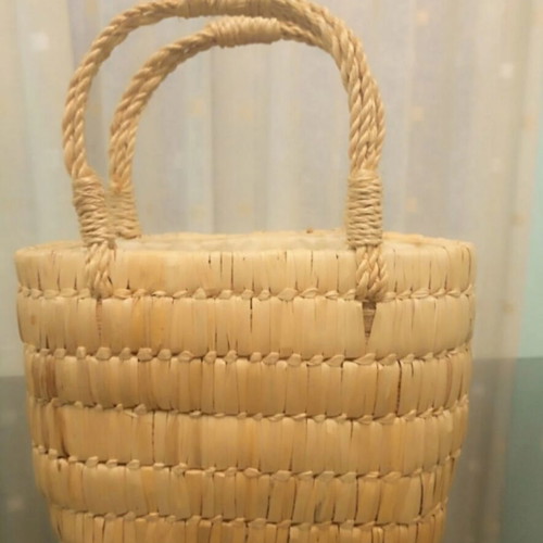 Vintage straw purse with raffia flowers like new, beige