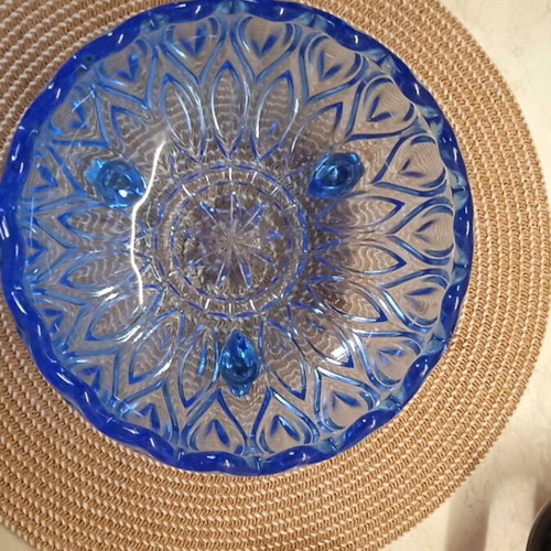 Blue crystal fruit bowl like new with design and three feet