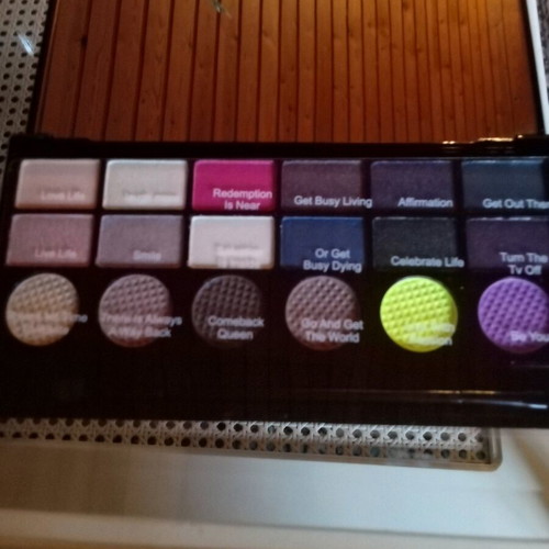 Revolution eyeshadow palette with 18 shades new
