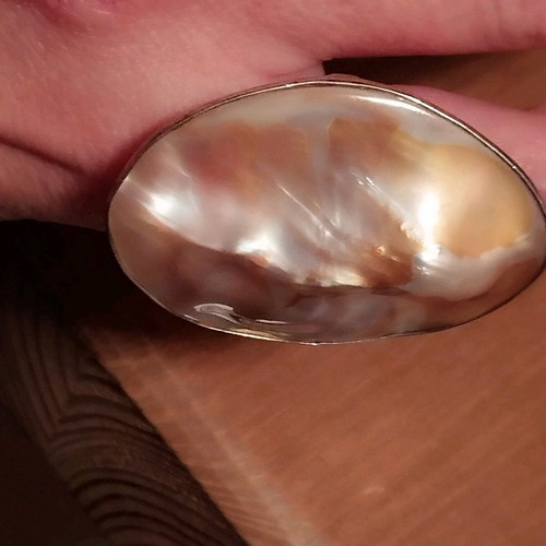 Adjustable ring like shell in excellent condition, white and beige