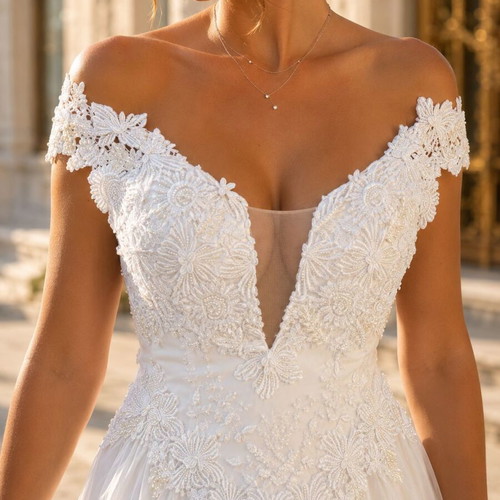 Wedding dress with 3D lace and airy skirt, like new, white, size L