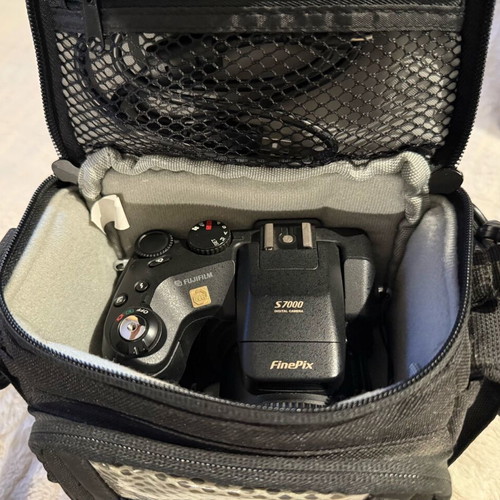Fujifilm FinePix S7000 camera used, 6.3MP, 6x optical zoom, bridge type