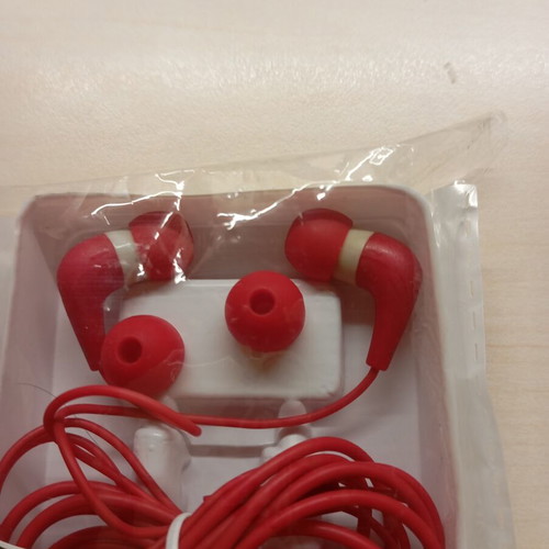 Wired headphones with replacement ear tips