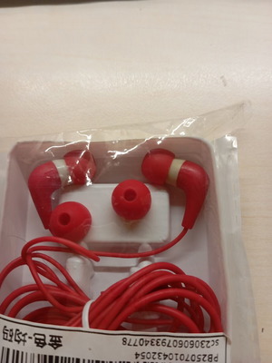 Wired headphones with replacement ear tips