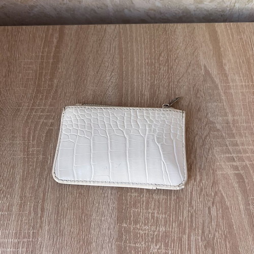 White Cardholder imitation snake skin with zip pocket and card slots like new