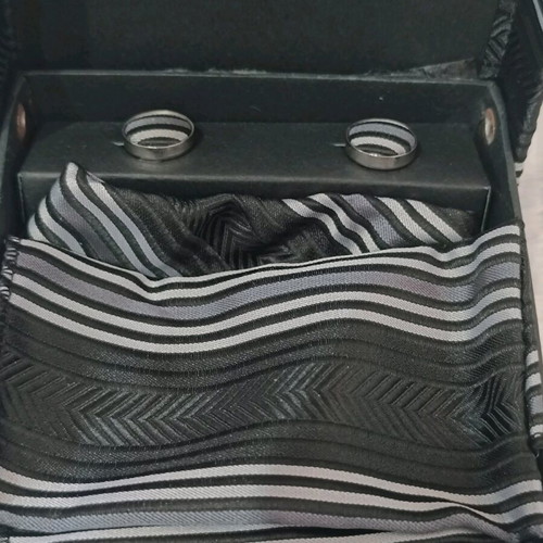 Set of cufflinks, tie and handkerchief like new, 100% silk black