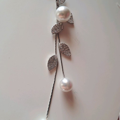 Necklace with rhinestones and pearls silver like new