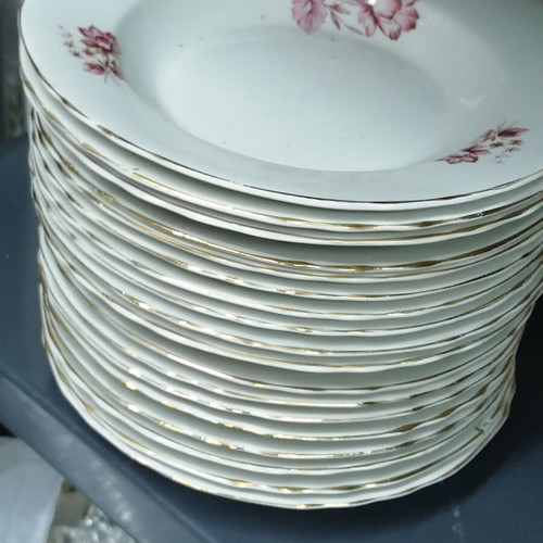 Porcelain plates used, pack of about 35 pieces