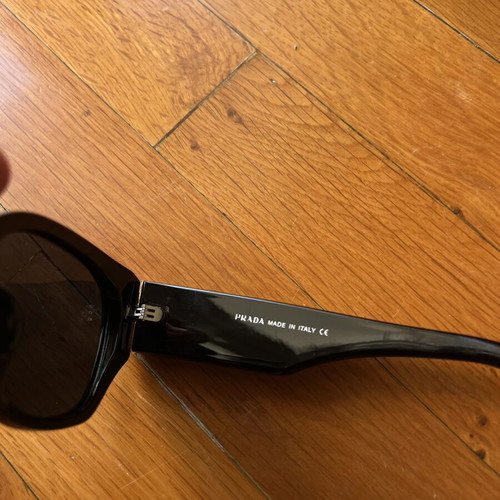 Prada sunglasses like new, black