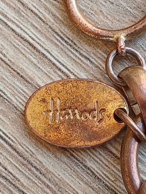 Vintage βραχιόλι Harrods με κρεμαστά στοιχεία μεταχειρισμένο, επιχρυσωμένο Y2K συλλεκτικό