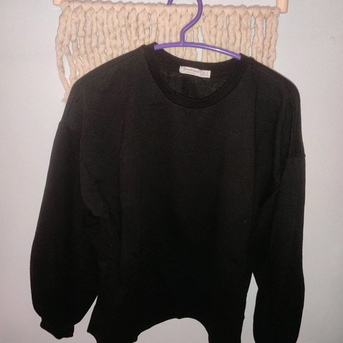 Sweatshirt used black with elastic cuffs and wide sleeves
