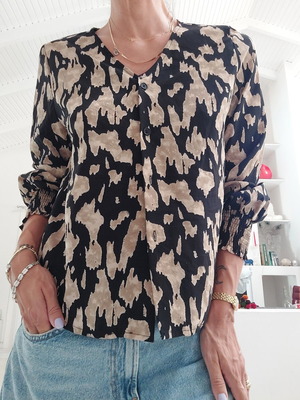 Animal Print Shein Shirt like new, medium size, black and beige