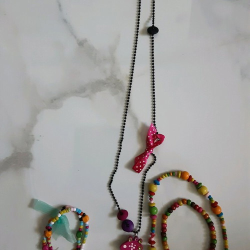 Jewelry set like new with wooden giraffe necklace and 3 bracelets