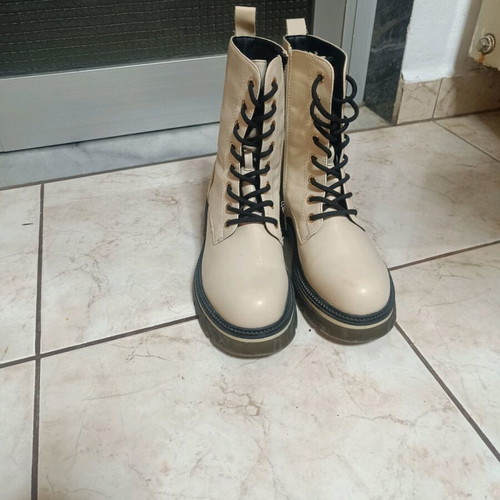 White women's ankle boots with zipper like new, size 37