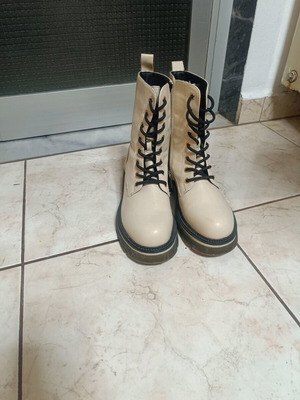 White women's ankle boots with zipper like new, size 37