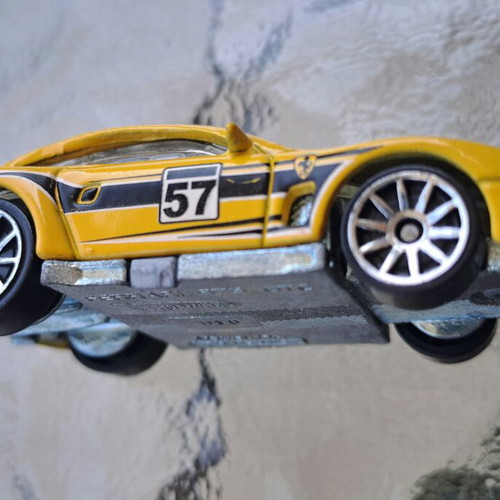 Hot Wheels Ferrari 575 GTC 2011 συλλεκτικό αυτοκινητάκι, κίτρινο με μαύρες ρίγες