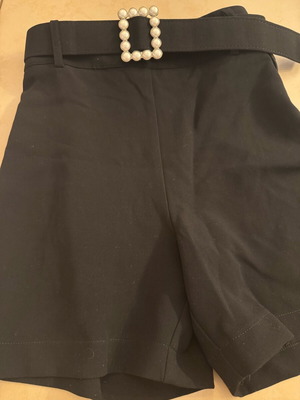 Twenty 29 women's shorts XS with pearl belt like new, black