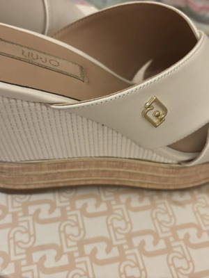 Liu Jo platform sandals size 38 like new, white