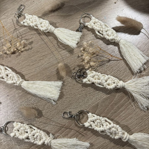 Macramé keychain like new, white