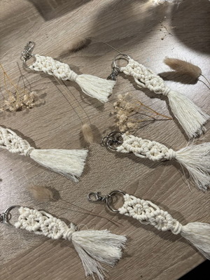Macramé keychain like new, white
