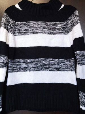 Women's sweater like new, size 40-42, black and white
