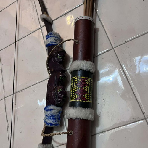 Wooden bow with arrows like new
