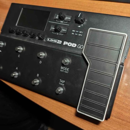 Line 6 POD GO multi-effects pedal for guitar and bass like new